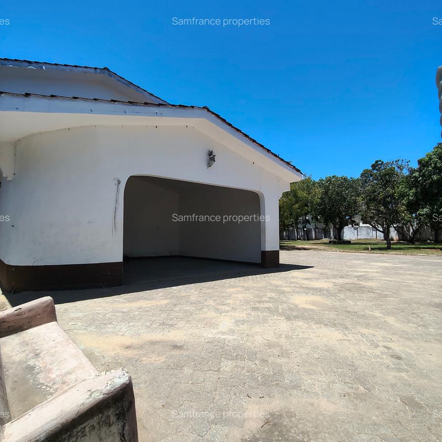 1 ac Commercial Property with Service Charge Included at 3Rd Avanue - 3