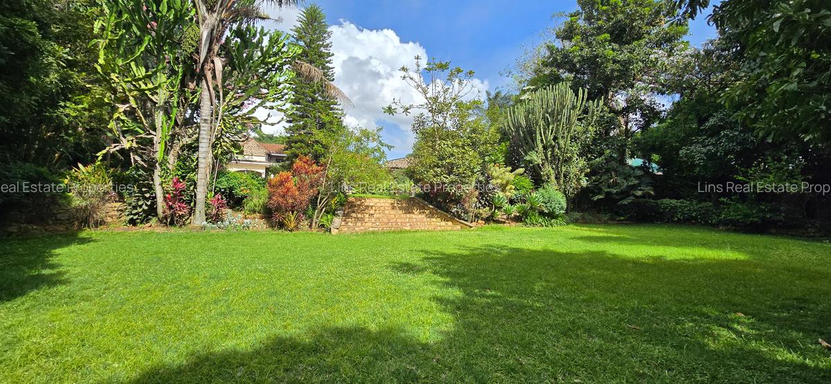 6 Bed House with En Suite in Lavington - 12