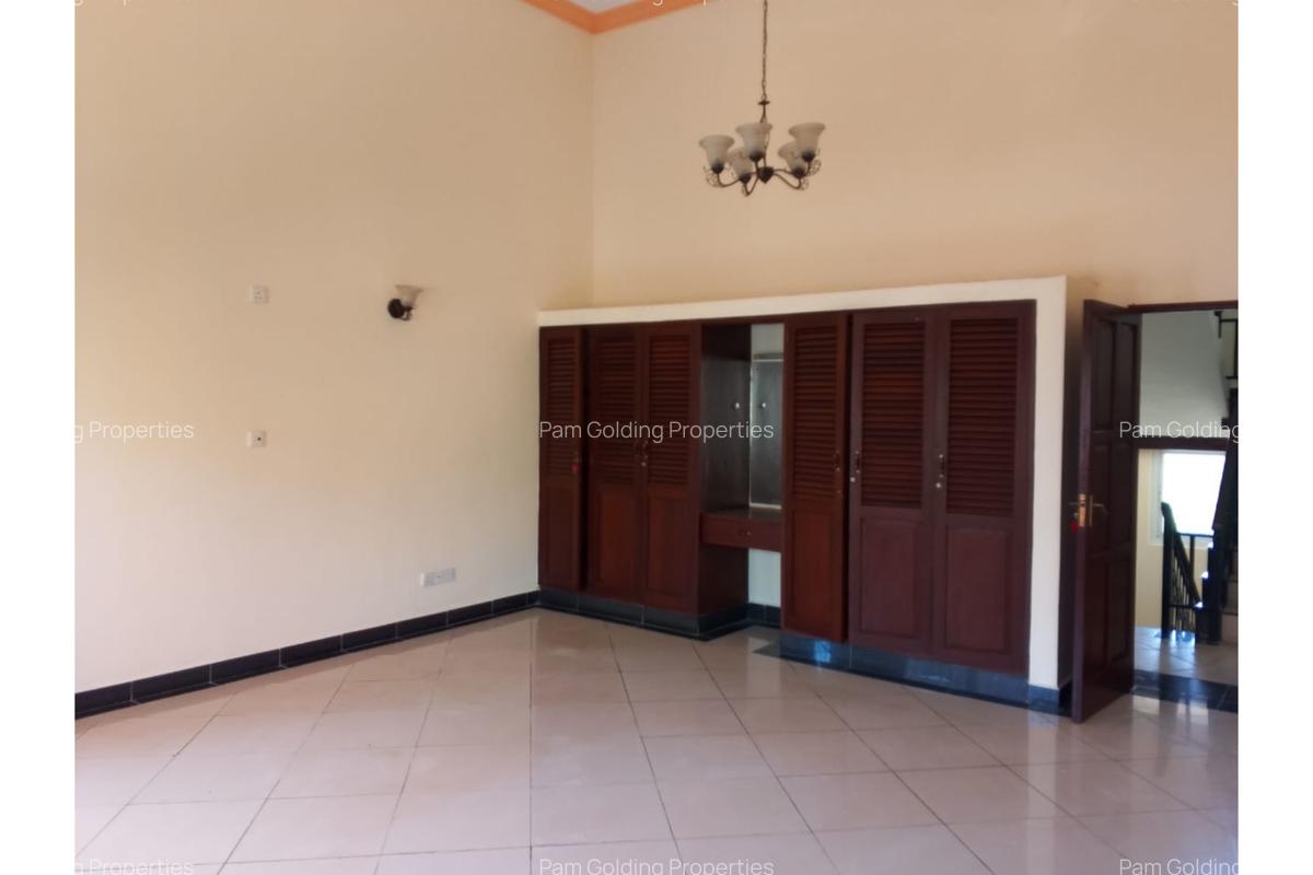4 Bed Townhouse with En Suite in Nyali Area - 10