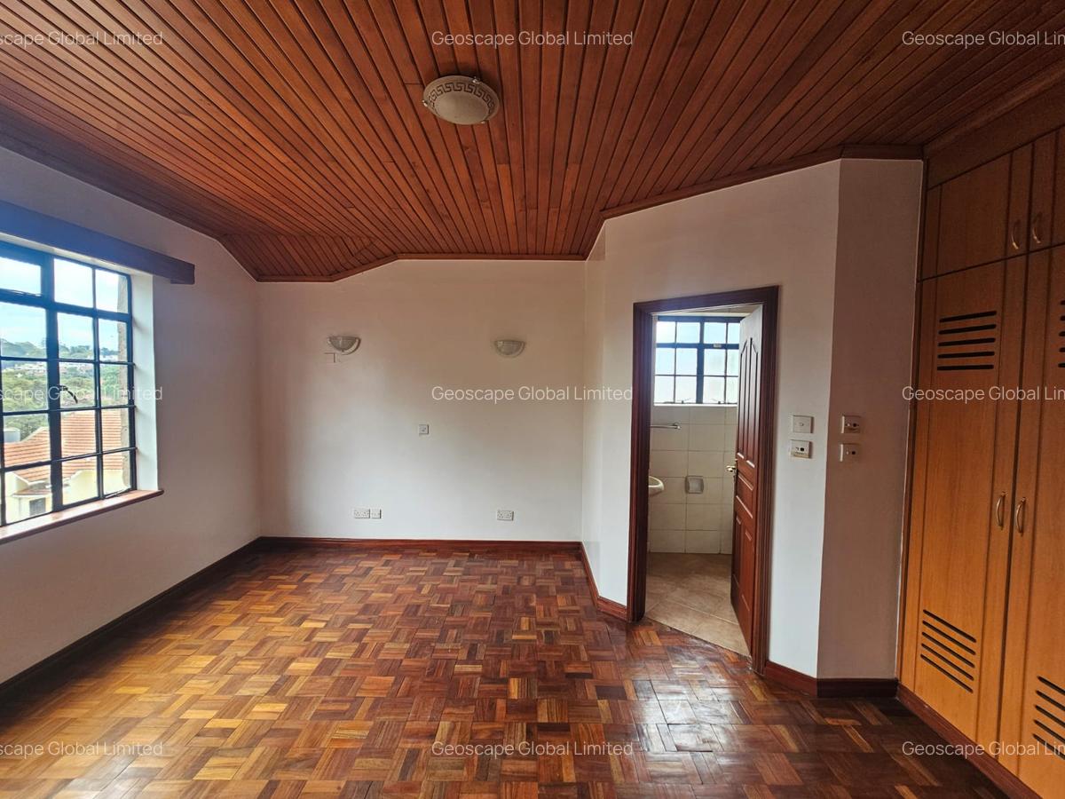 5 Bed House with En Suite in Lavington - 5