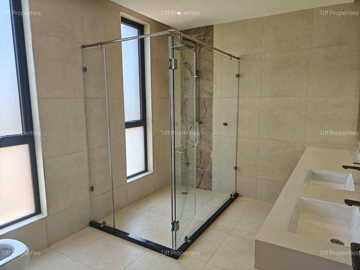 6 Bed House in Nyari - 12