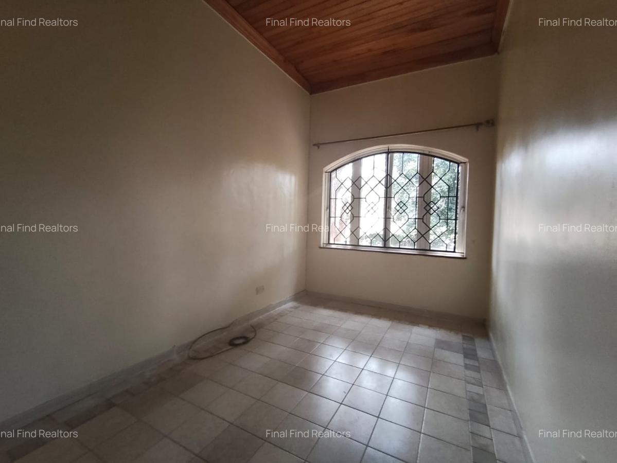 4 Bed House with Garden in Hill View - 9