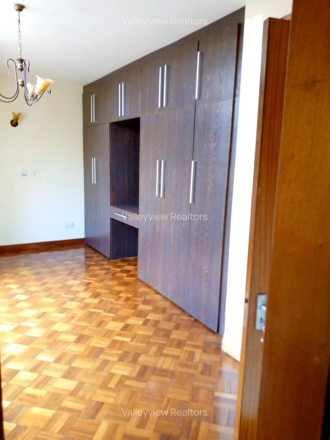 4 Bed Townhouse with En Suite at Lavington - 13