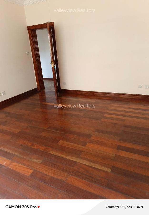 4 Bed Townhouse with En Suite at Lavington - 2