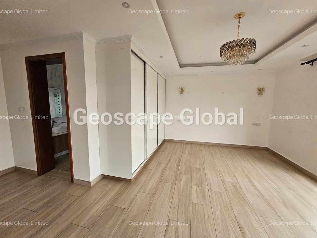 5 Bed Villa with En Suite in Runda - 3