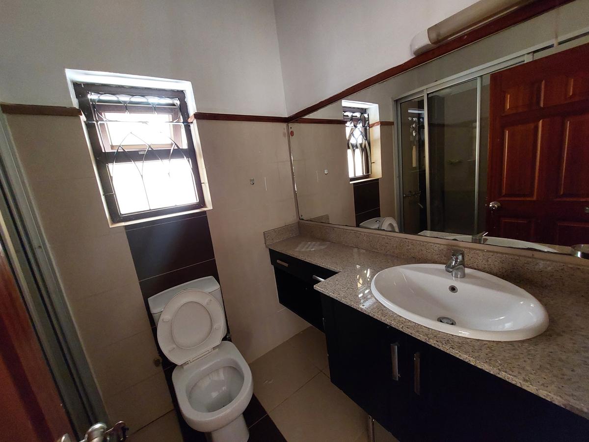 5 Bed Townhouse with En Suite at Lavington - 16