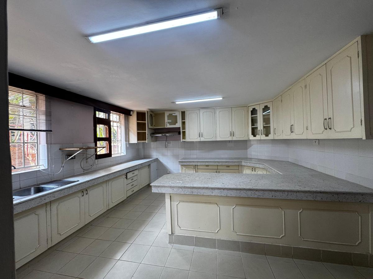 4 Bed House with En Suite in Runda - 16