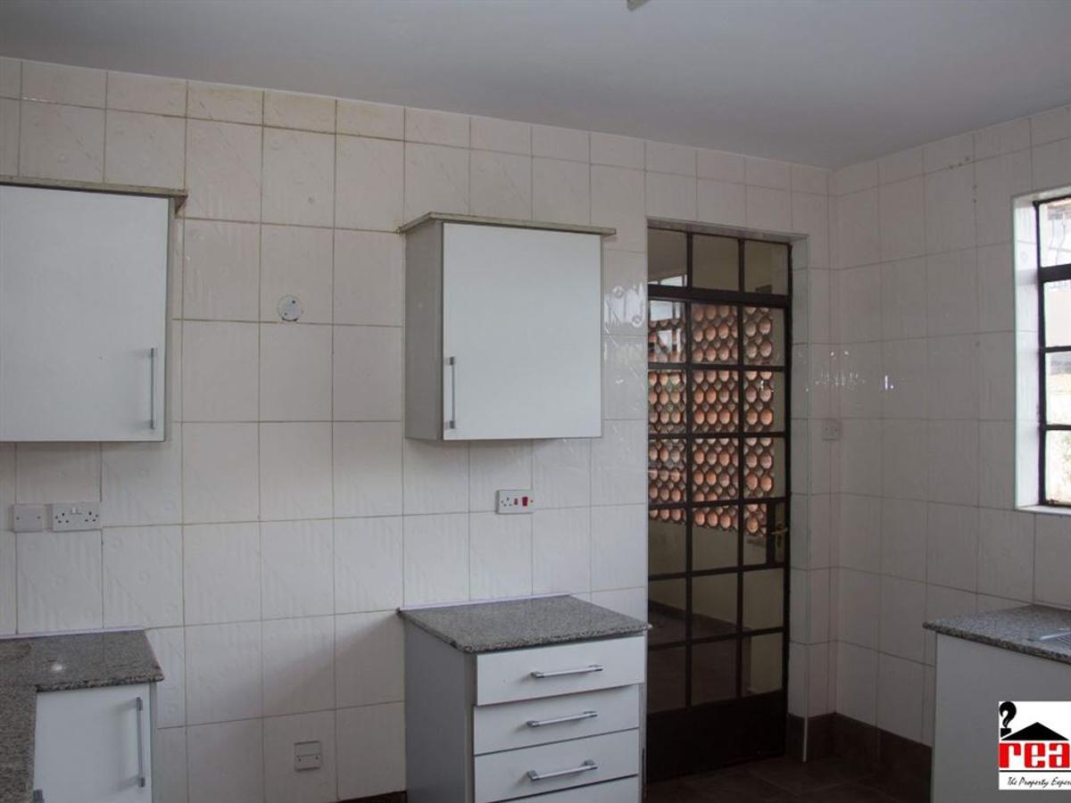 2 Bed Apartment with En Suite in Kilimani - 4