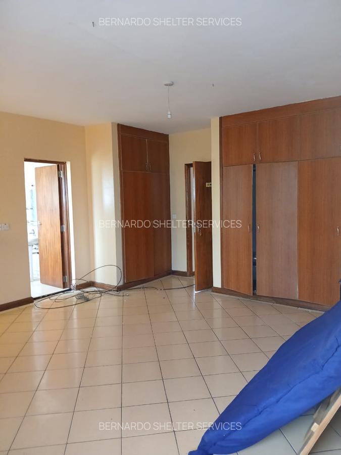 5 Bed House with En Suite at Red Cross - 6