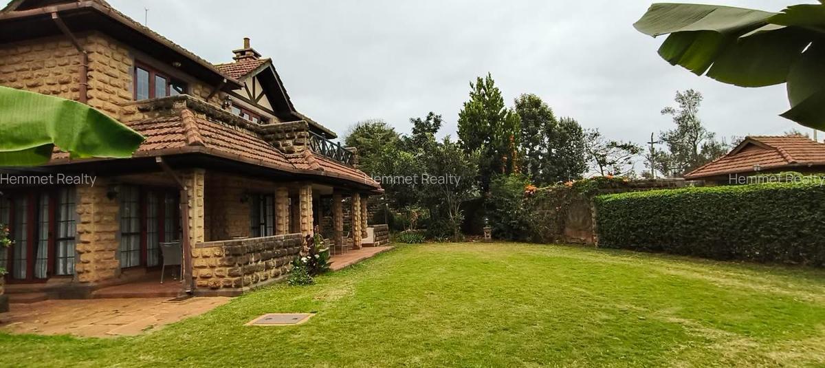 4 Bed House with En Suite in Ridgeways - 2