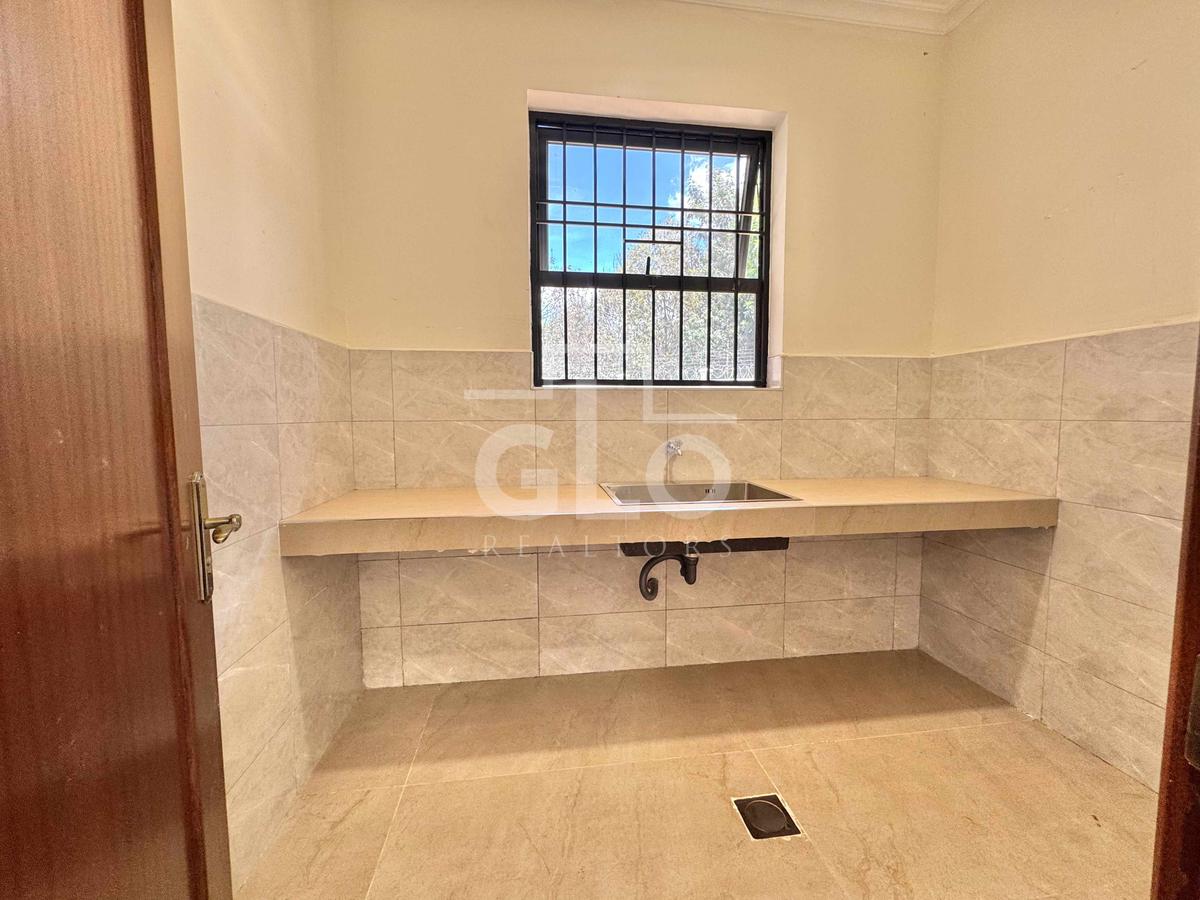 6 Bed Villa with En Suite in Loresho - 20