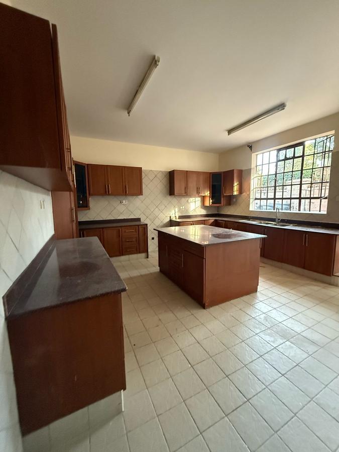 5 Bed Townhouse with En Suite at Lavington - 6