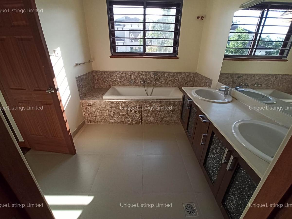 5 Bed Townhouse with En Suite in Lavington - 12