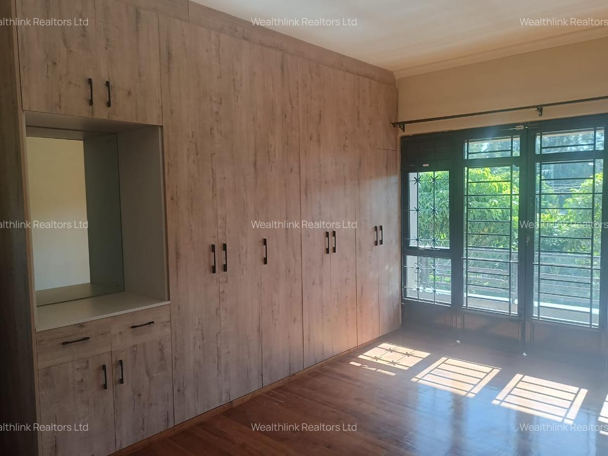 5 Bed Townhouse with En Suite at Runda - 2