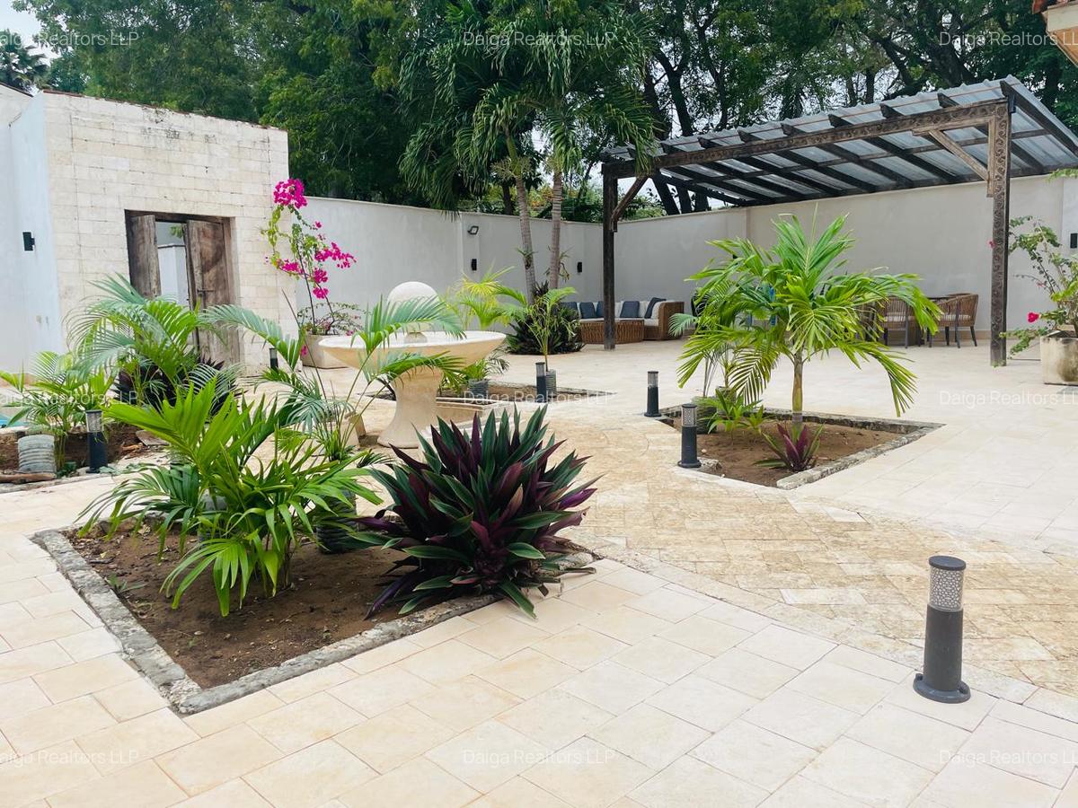 4 Bed Villa with En Suite in Bofa - 12