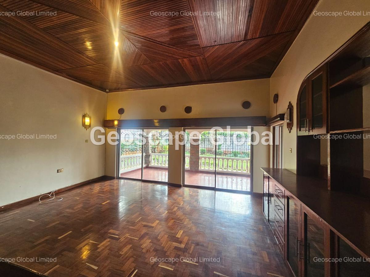 4 Bed House with En Suite in Rosslyn - 11