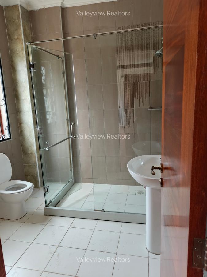 5 Bed Townhouse with En Suite at Lavington - 7