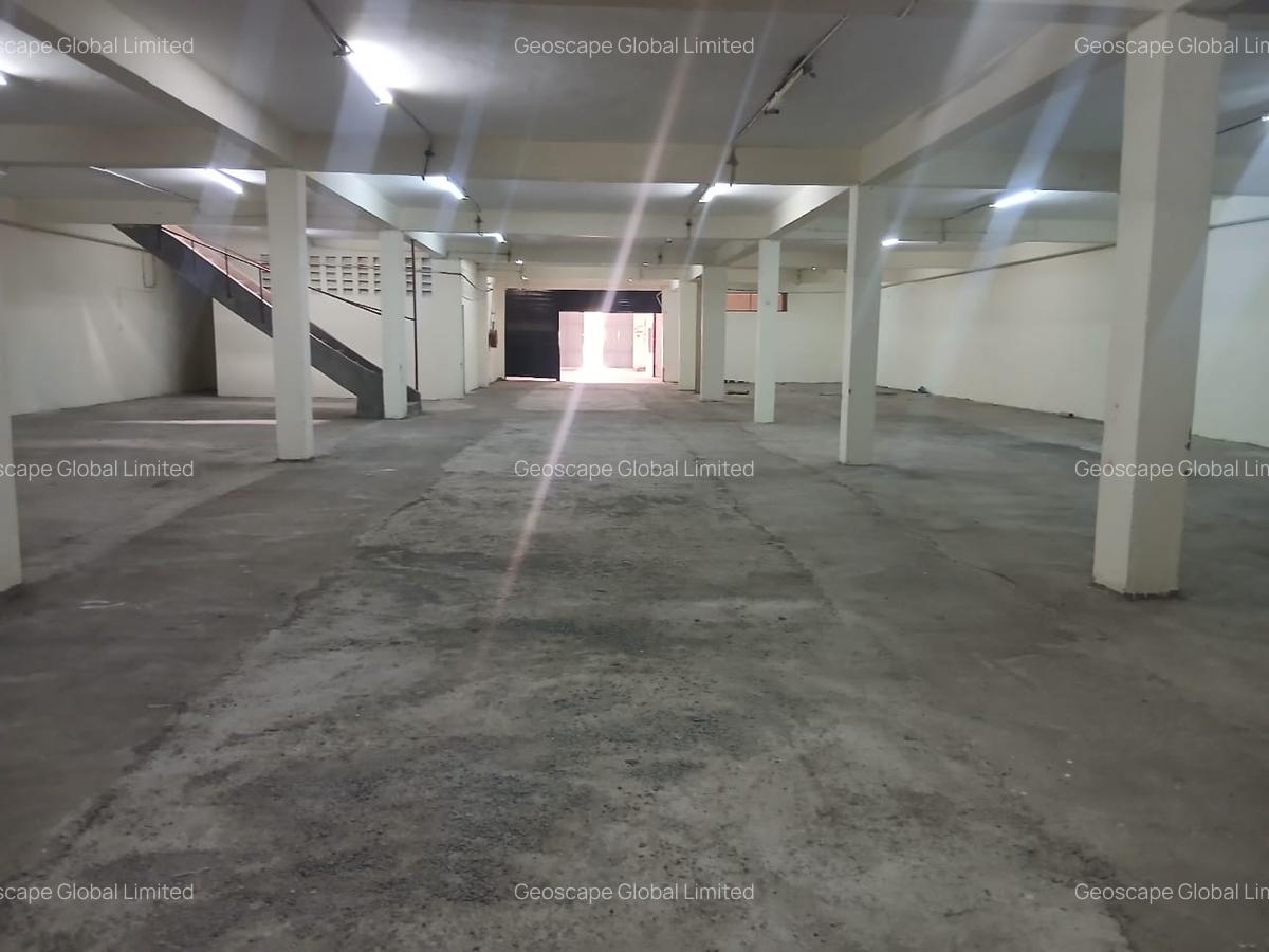 20,000 ft² Warehouse with Parking in Industrial Area - 8
