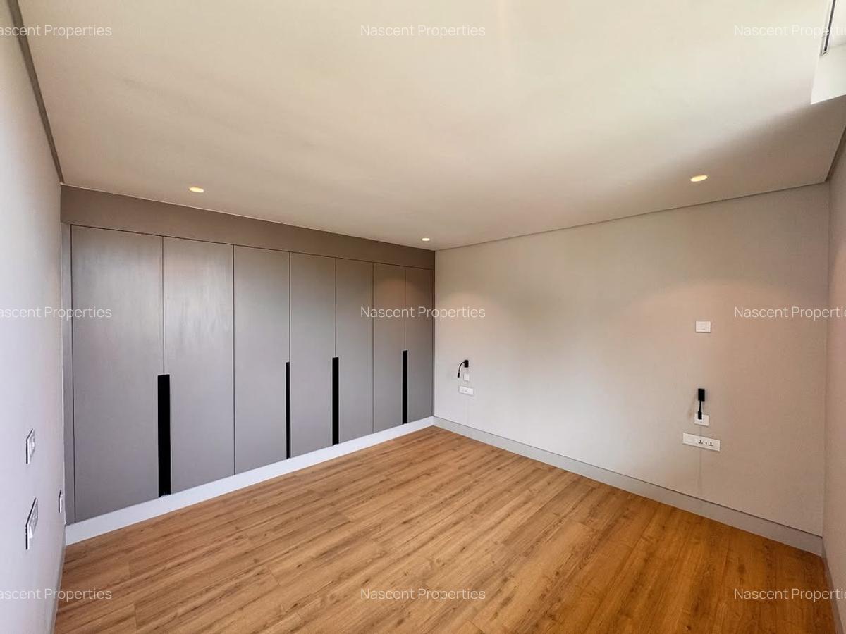 5 Bed House with En Suite in Kyuna - 14