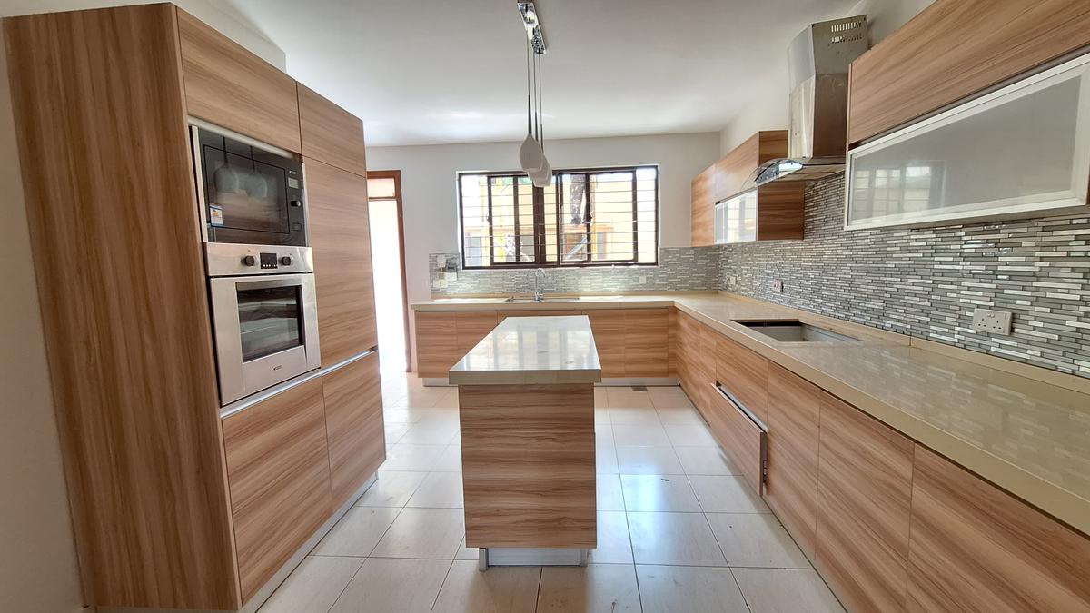 5 Bed Townhouse with En Suite at Convent Drive - 5