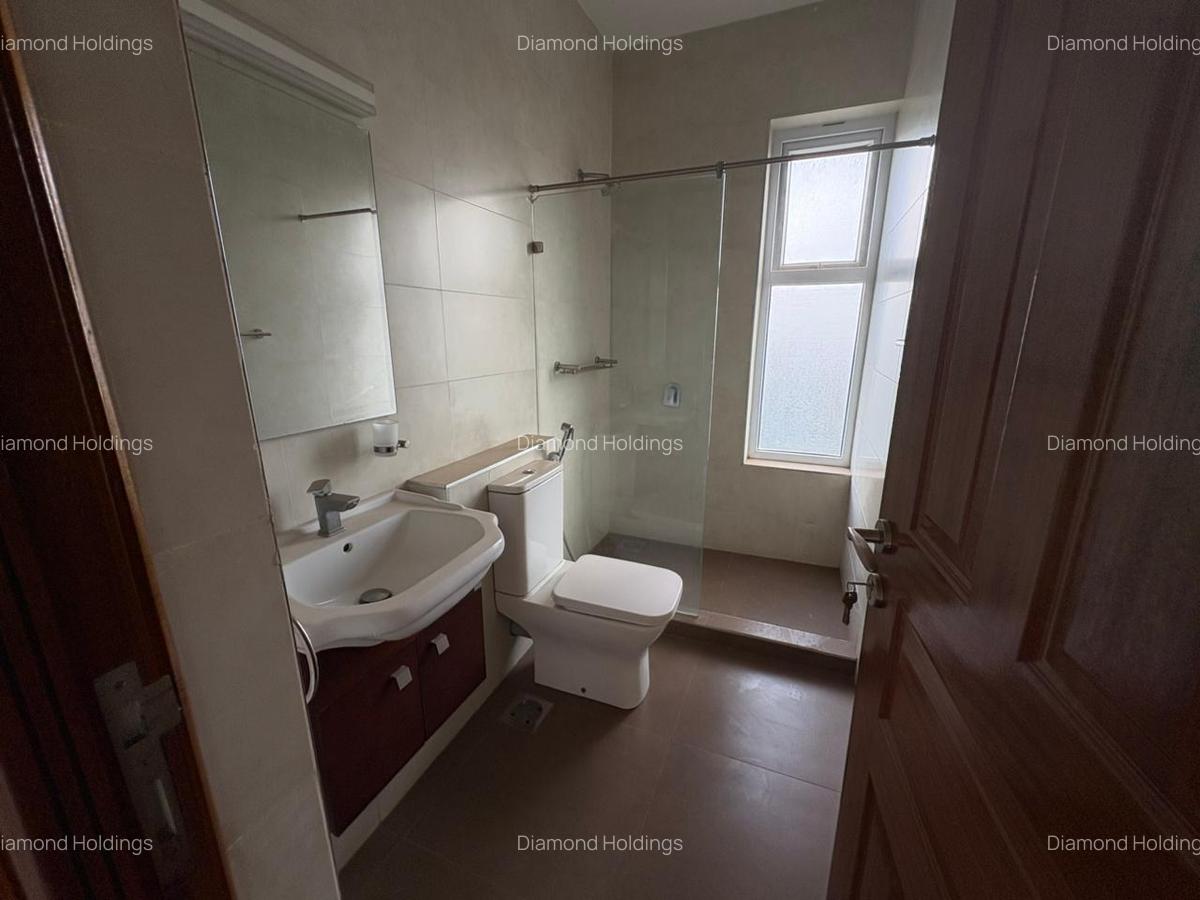 4 Bed Apartment with En Suite in Parklands - 5