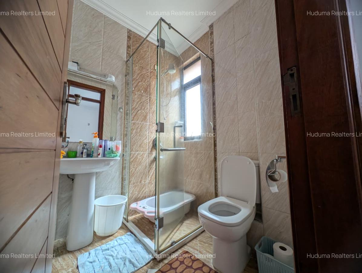 3 Bed Apartment with En Suite at Thompson Estate - 10