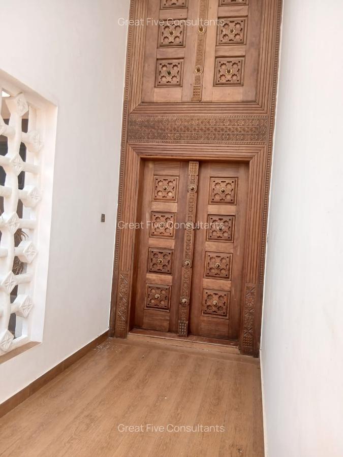 5 Bed House with En Suite in Runda - 18