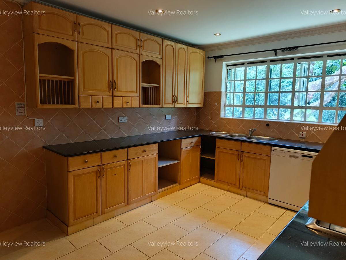 4 Bed Townhouse with En Suite at Lavington - 7