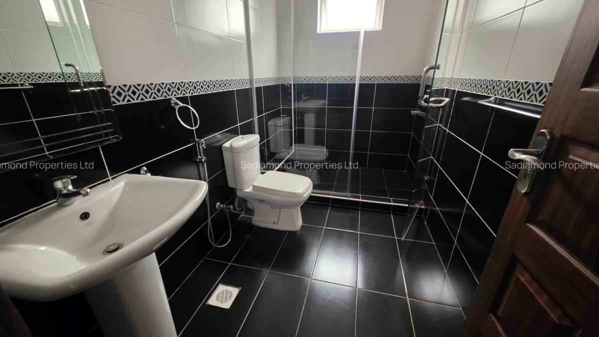 2 Bed Apartment with En Suite in Brookside - 5