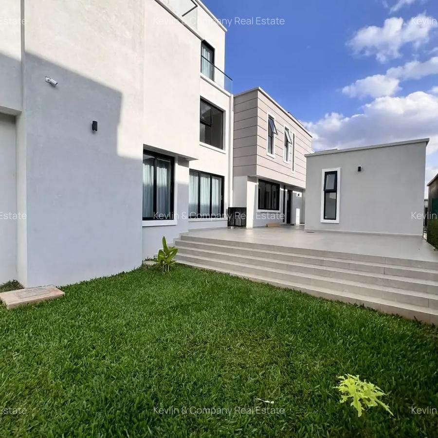 5 Bed Villa with En Suite in Runda - 3