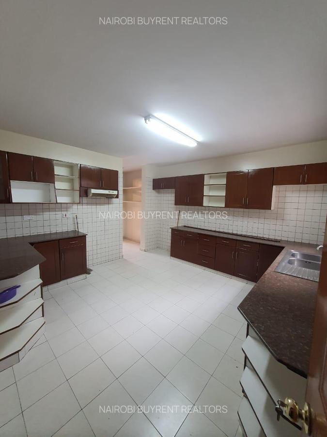 3 Bed Apartment with En Suite in Riverside - 2