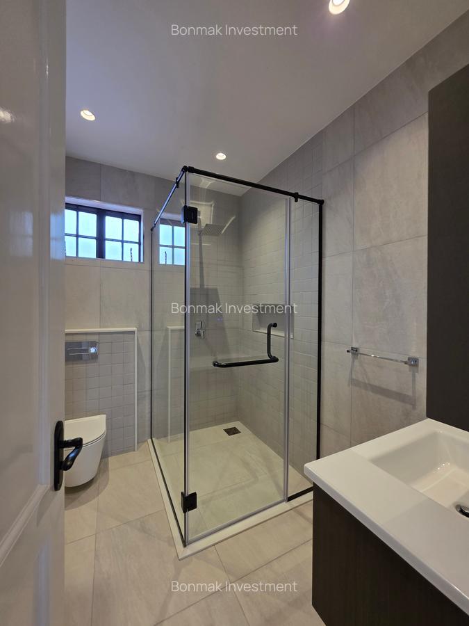 5 Bed Townhouse with En Suite at Lavington Green - 16