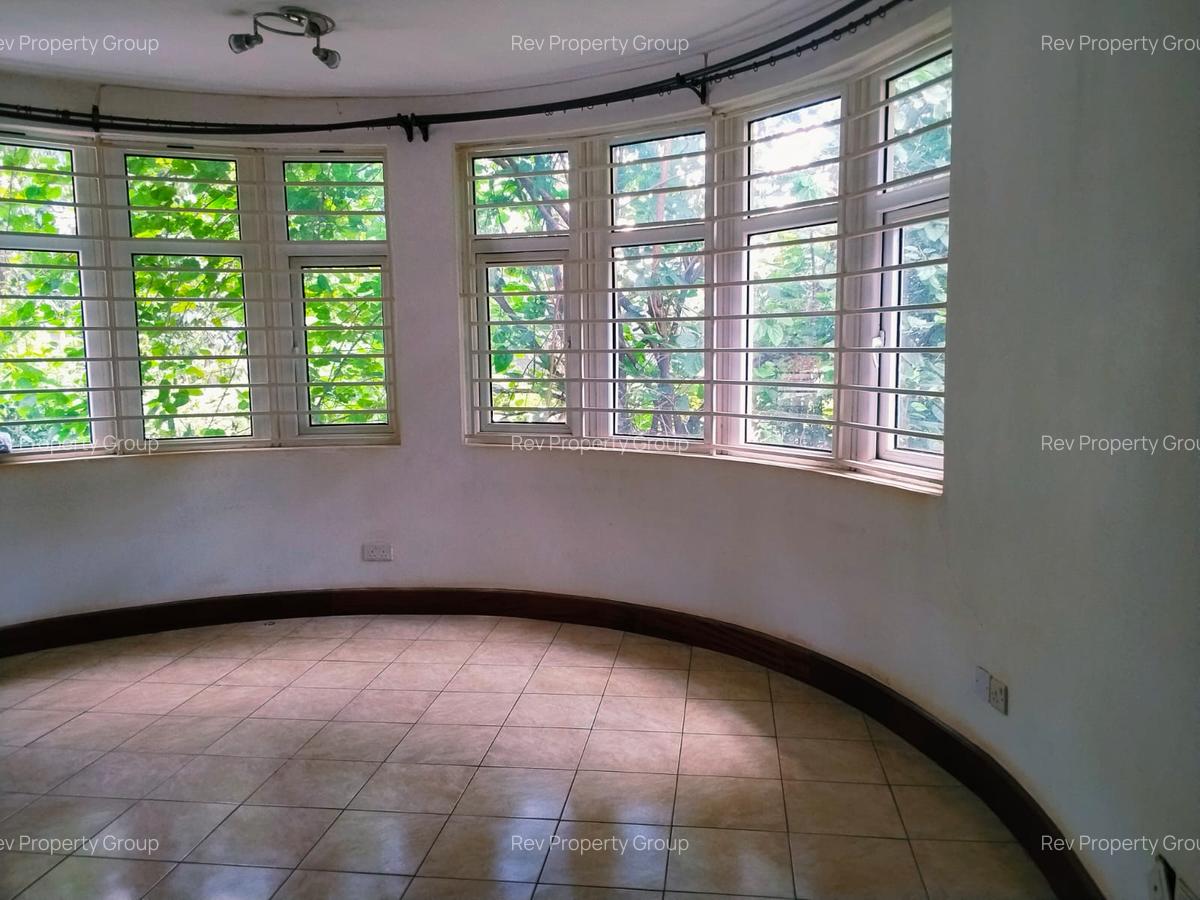 4 Bed Villa with En Suite in Rosslyn - 12