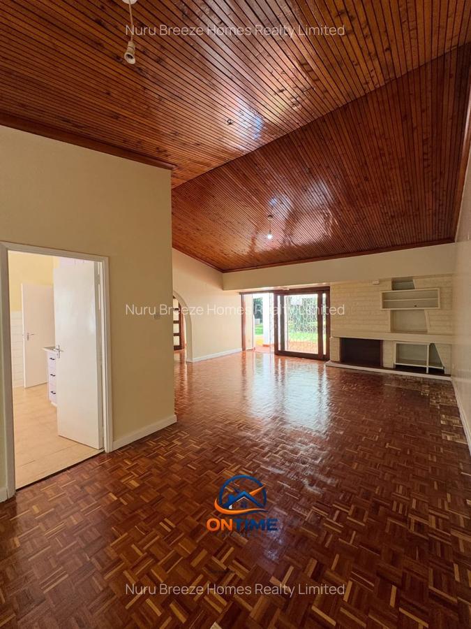 4 Bed House with En Suite in Rosslyn - 2