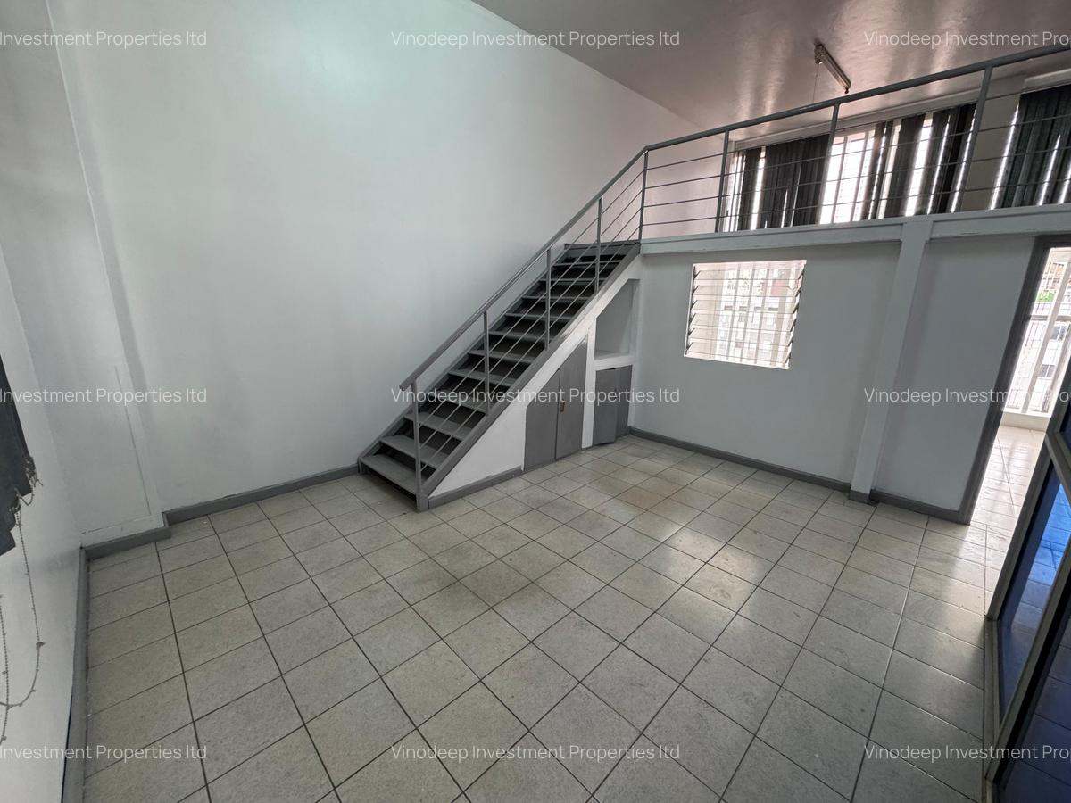 880 ft² Commercial Property with Service Charge Included at Baricho Road - 5