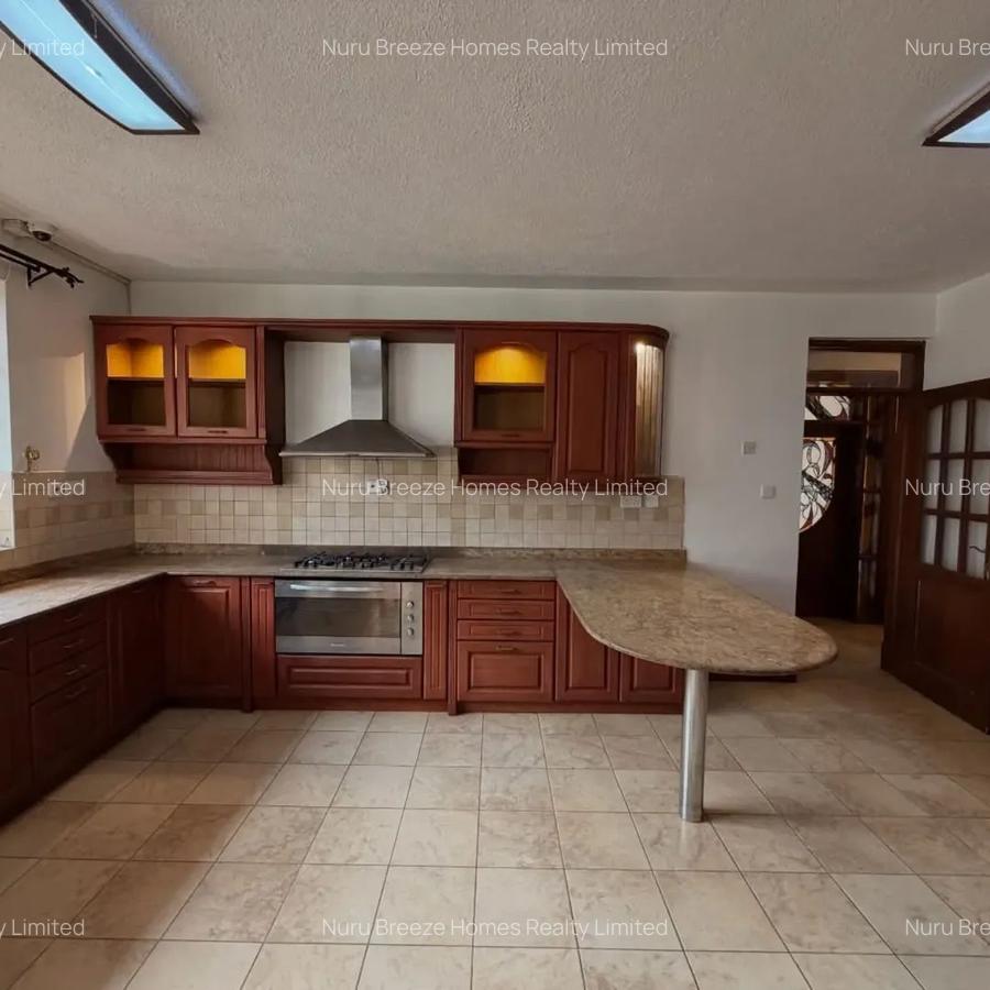 5 Bed House with En Suite in Runda - 12