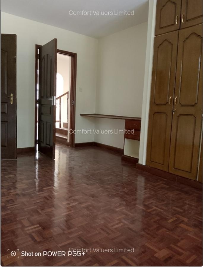 6 Bed Townhouse with En Suite at Lavington - 3