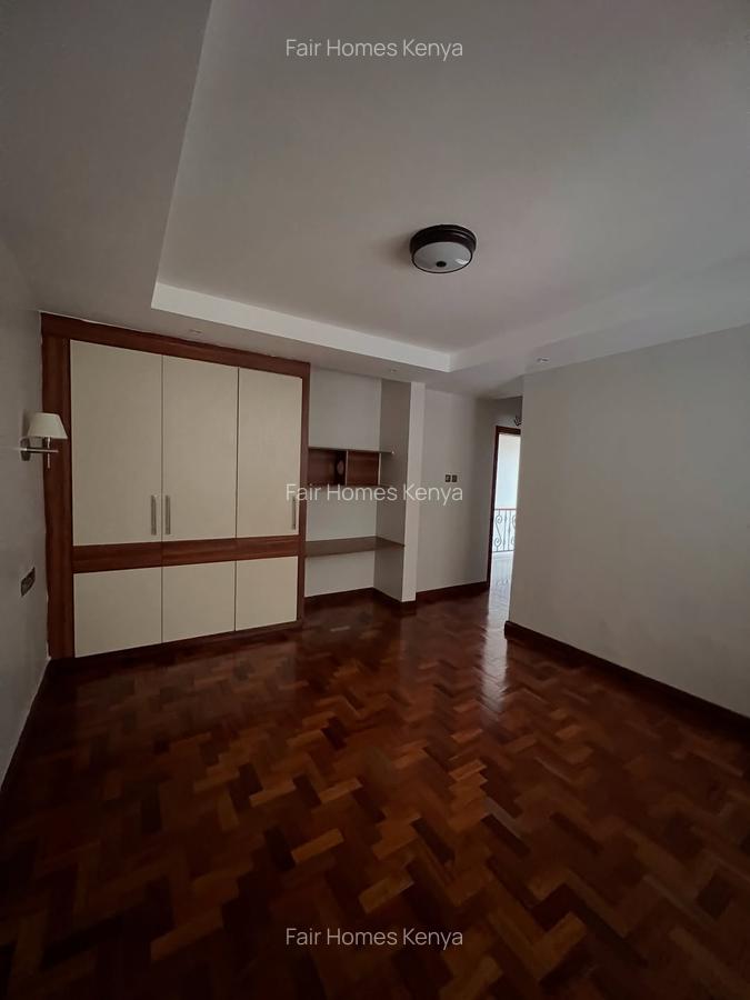 4 Bed Apartment with En Suite at Riverside Drive - 15