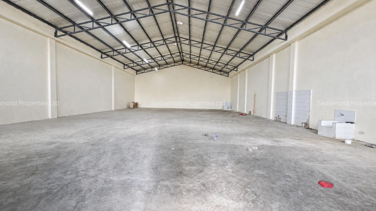 5,000 ft² Warehouse with Parking in Industrial Area - 1