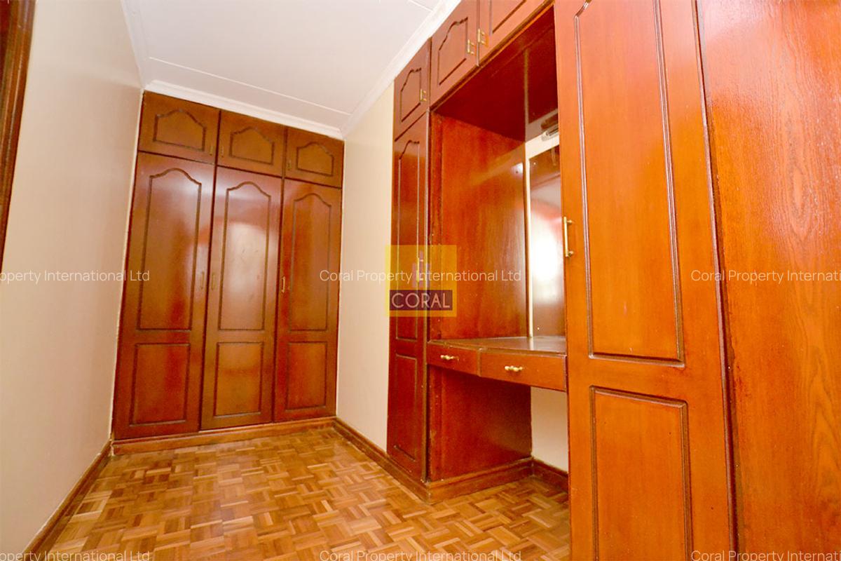 5 Bed Villa with En Suite in Riverside - 16