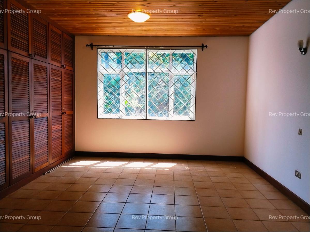 5 Bed Villa with En Suite in Rosslyn - 9