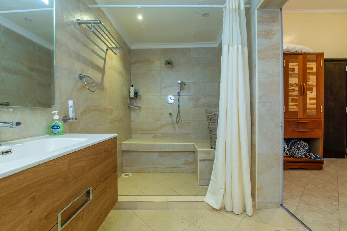 4 Bed House with En Suite in Runda - 11
