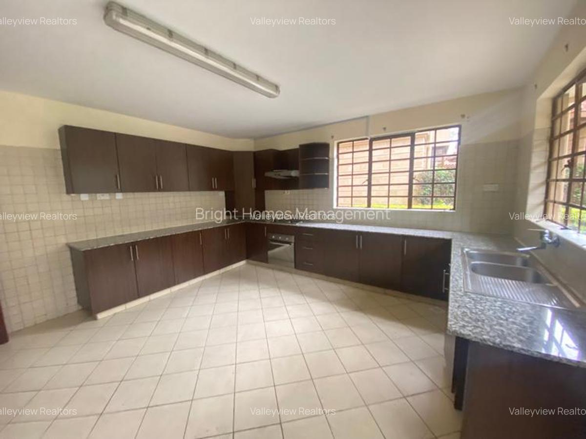 6 Bed Townhouse with En Suite at Lavington - 16