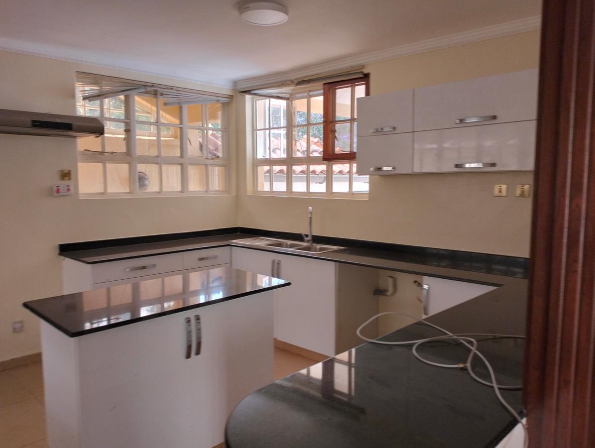 4 Bed Townhouse with En Suite in Kyuna - 9