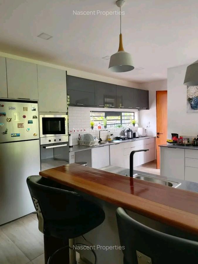 4 Bed House with En Suite in Rosslyn - 16