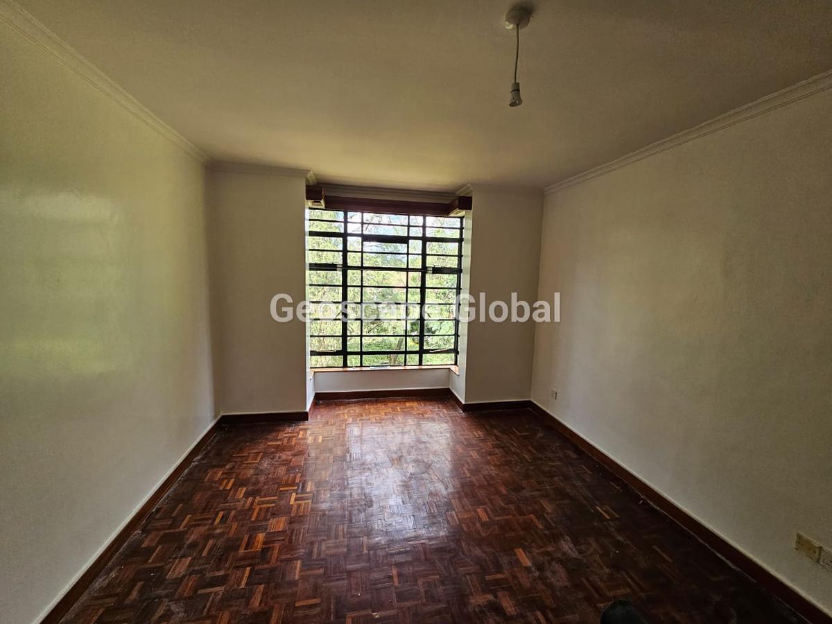 5 Bed House with En Suite in Rosslyn - 15