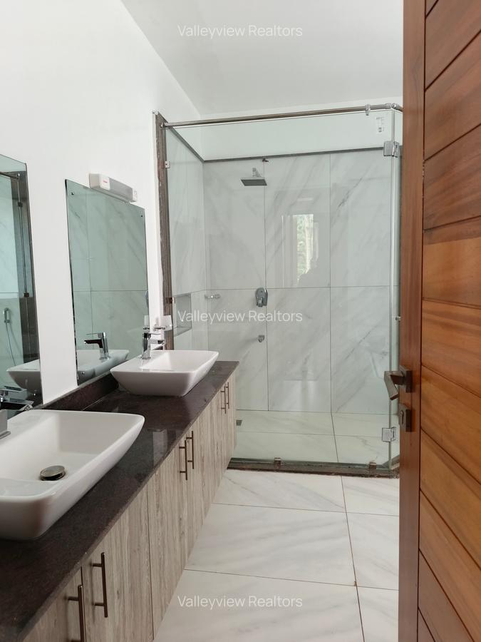 6 Bed Townhouse with En Suite at Lavington - 16