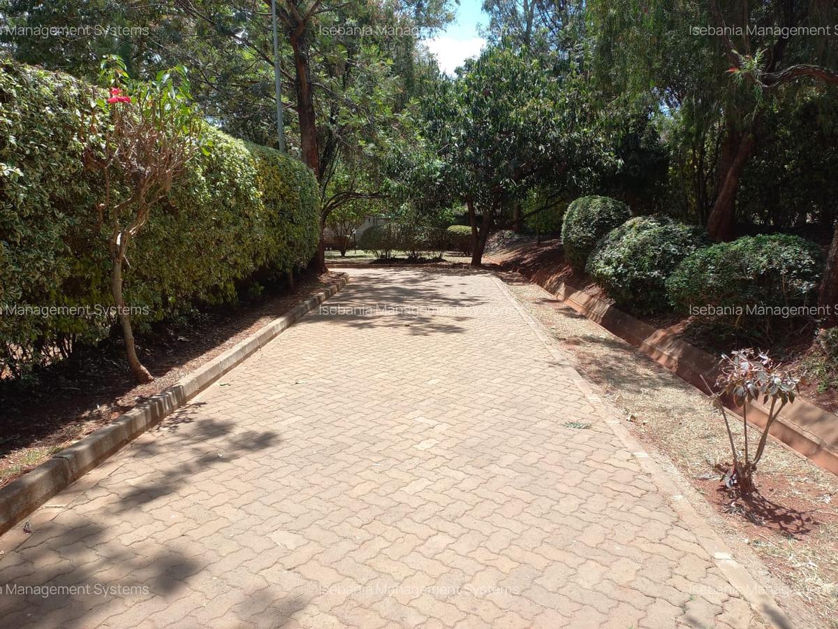 4 Bed House with En Suite at - 16