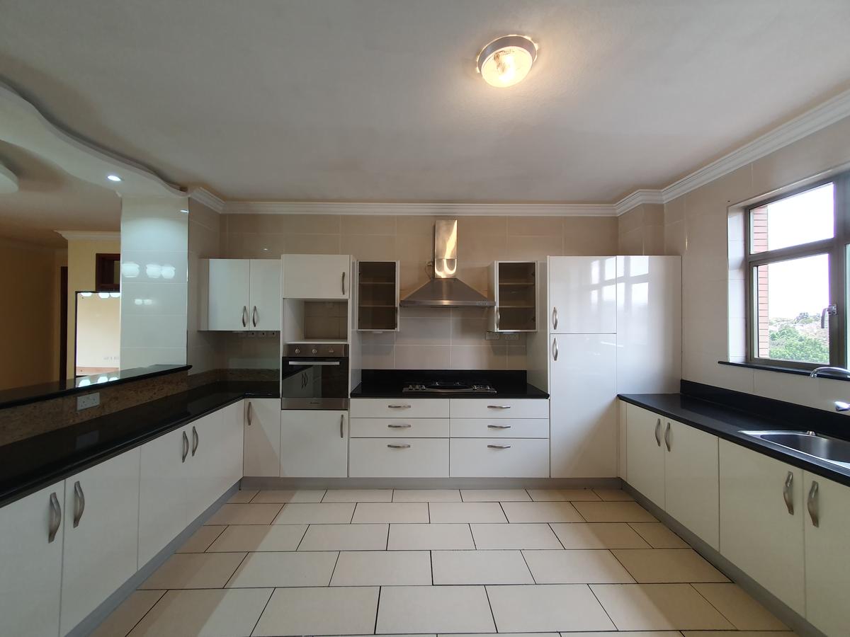 3 Bed Apartment with En Suite at 1St Parklands Avenue - 5