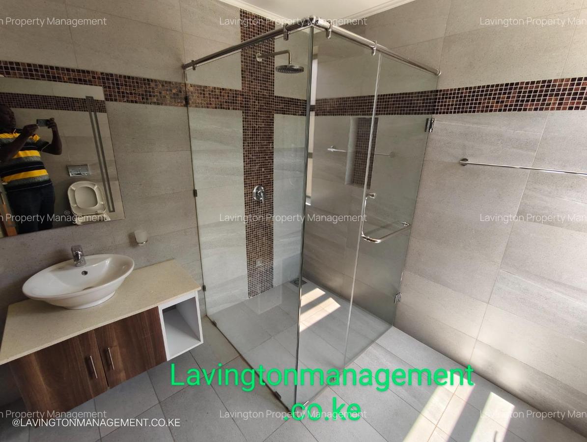 5 Bed Villa with En Suite at Lavington Green - 10